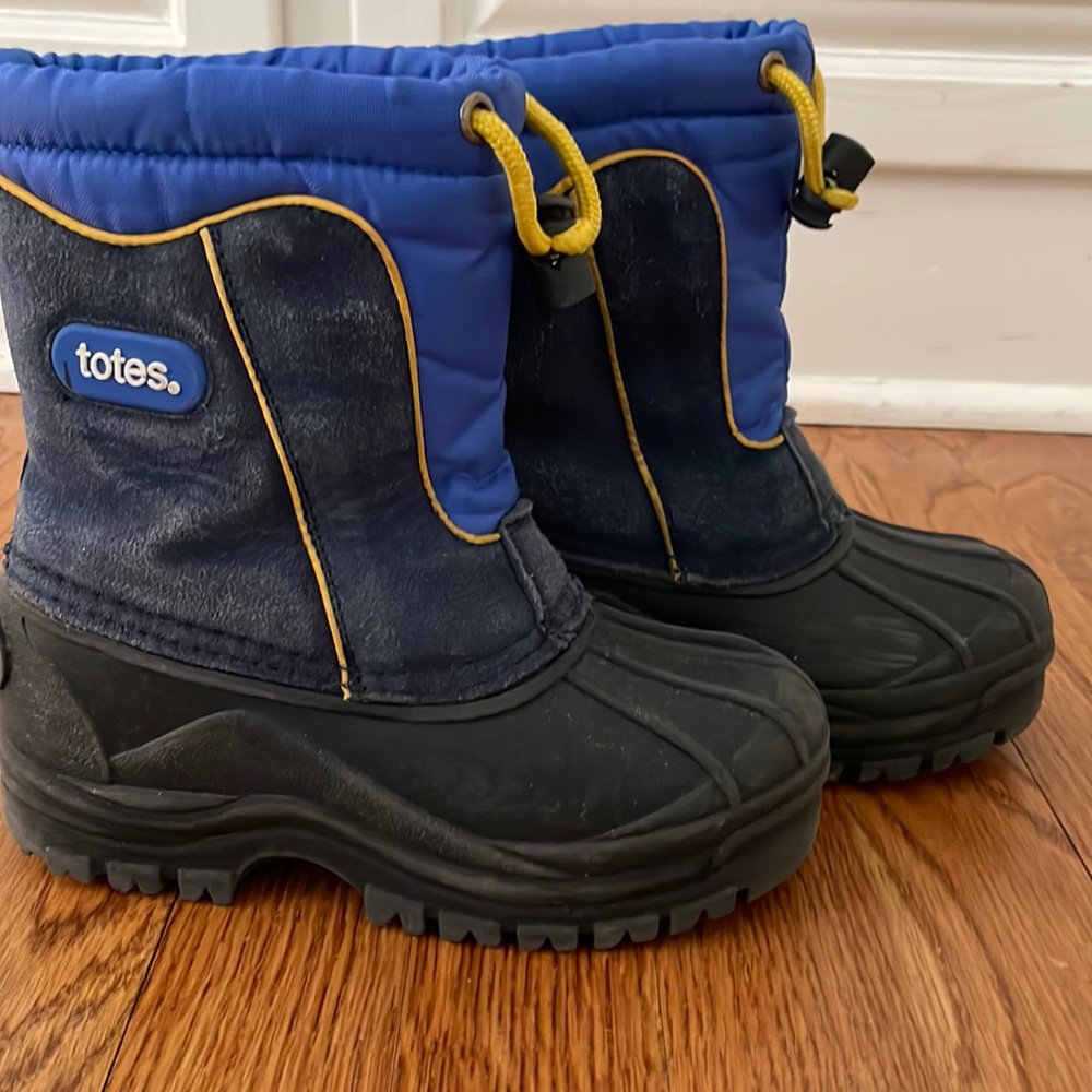 Totes snow boots. Great used condition.  Lots of life left
